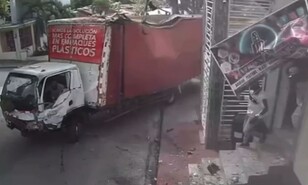 Conductor de cami&oacute;n pierde el control y se estrella contra una vivienda en El Seibo