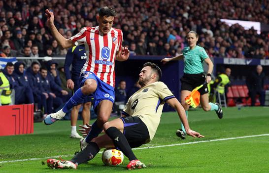 Atl&eacute;tico de Madrid humilla al Bar&ccedil;a y se acerca a la final de Copa