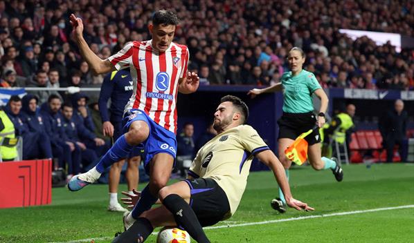 Atl&eacute;tico de Madrid humilla al Bar&ccedil;a y se acerca a la final de Copa