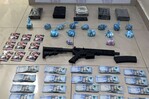 Arrestan a hombre con un fusil, drogas y dinero en efectivo en el Distrito Nacional