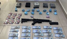 Arrestan a hombre con un fusil, drogas y dinero en efectivo en el Distrito Nacional
