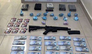Arrestan a hombre con un fusil, drogas y dinero en efectivo en el Distrito Nacional