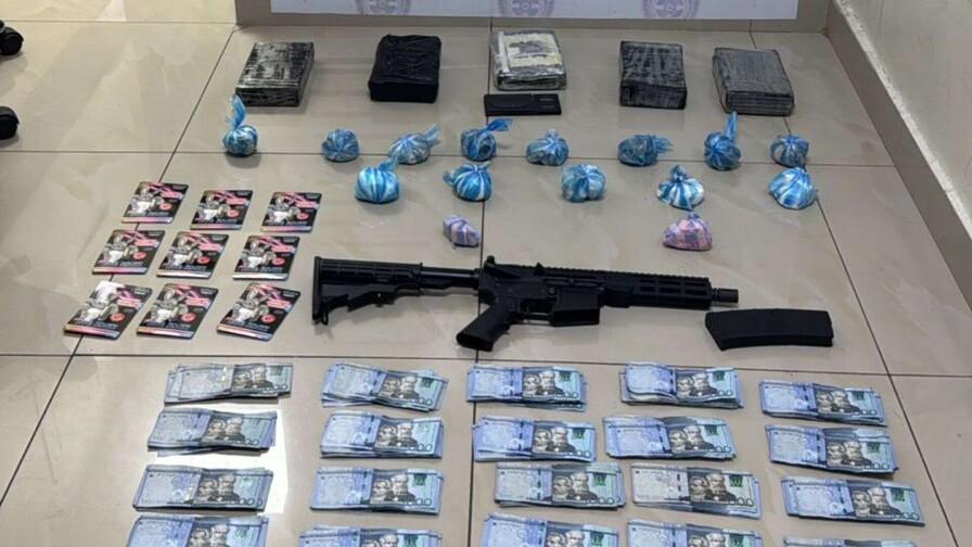 Arrestan a hombre con un fusil, drogas y dinero en efectivo en el Distrito Nacional