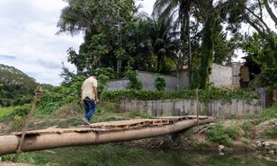 En Cancino Adentro construyen un puente improvisado por cuarta vez