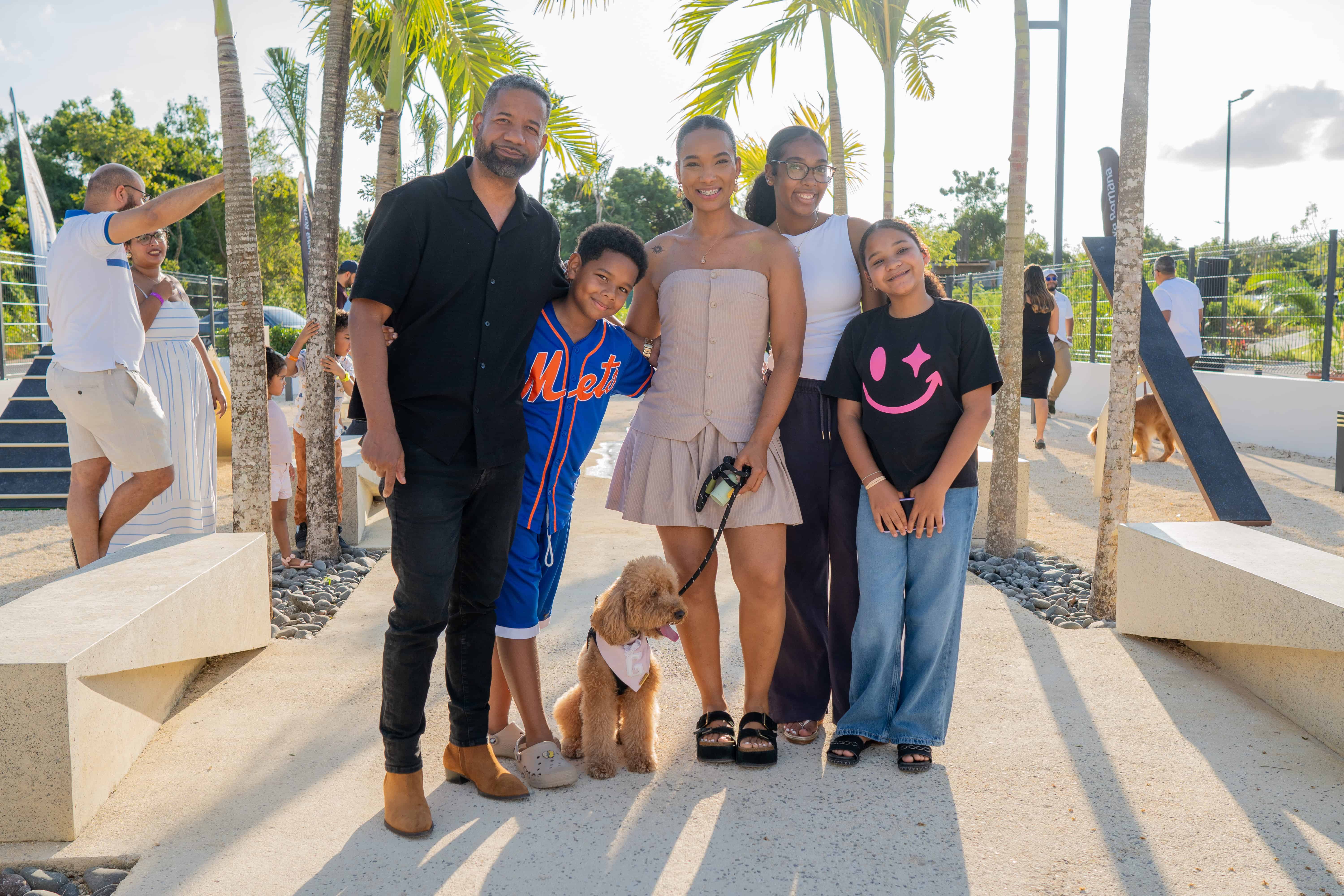 Frederick Reyes, Ethan Reyes, Ginger, Mariam Reyes, Jadelyn Reyes y Jade Reyes.