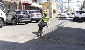 Hoyos en la calle 19 de Marzo agravan el tr&aacute;nsito en San Carlos