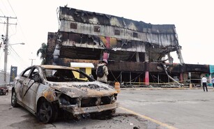 Investigan causa de incendios en empresa de pl&aacute;sticos y en plaza de Villa Mella