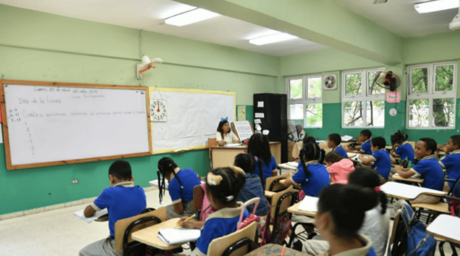 La lucha por un cupo escolar entre falta de planteles, aulas prestadas y millones en becas