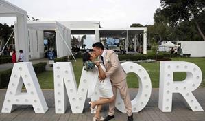 M&aacute;s de 100 parejas se casan en una boda comunitaria en Lima para celebrar semana del amor