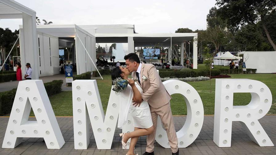 M&aacute;s de 100 parejas se casan en una boda comunitaria en Lima para celebrar semana del amor