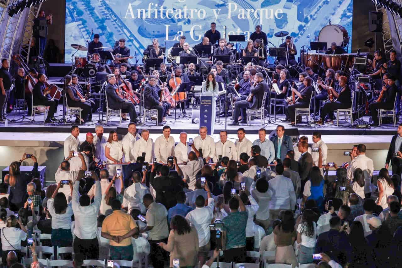 Momento del corte de cinta durante la inaguración del anfiteatro y parque La Gaviota en Ciudad Juan Bosch, en Santo Domingo Este.