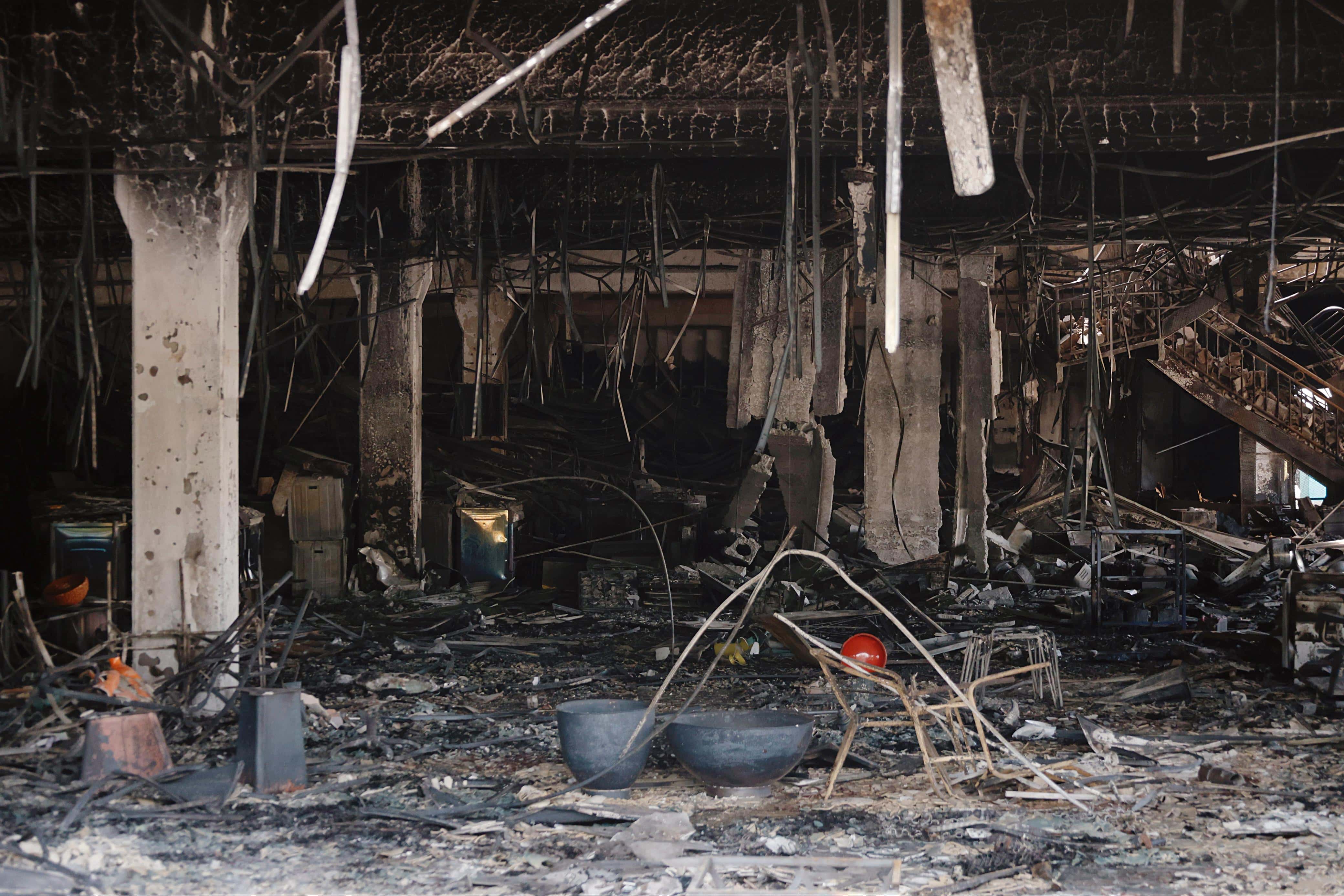 L&R Comercial qued&oacute; totalmente calcinada tras el incendio en Villa Mella.