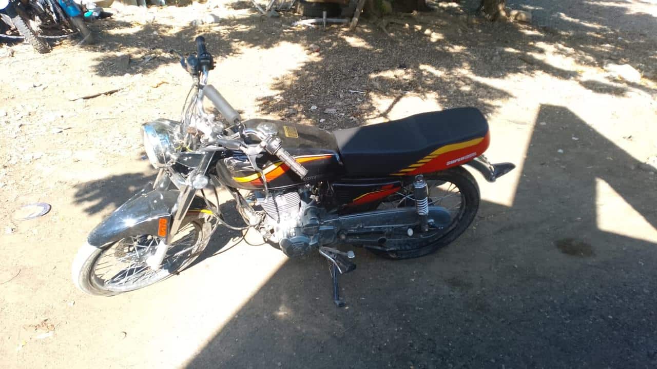 Una de las motocicletas abandonadas por los sospechosos durante la huida, tras deslizarse en la v&iacute;a mientras eran perseguidos por agentes.