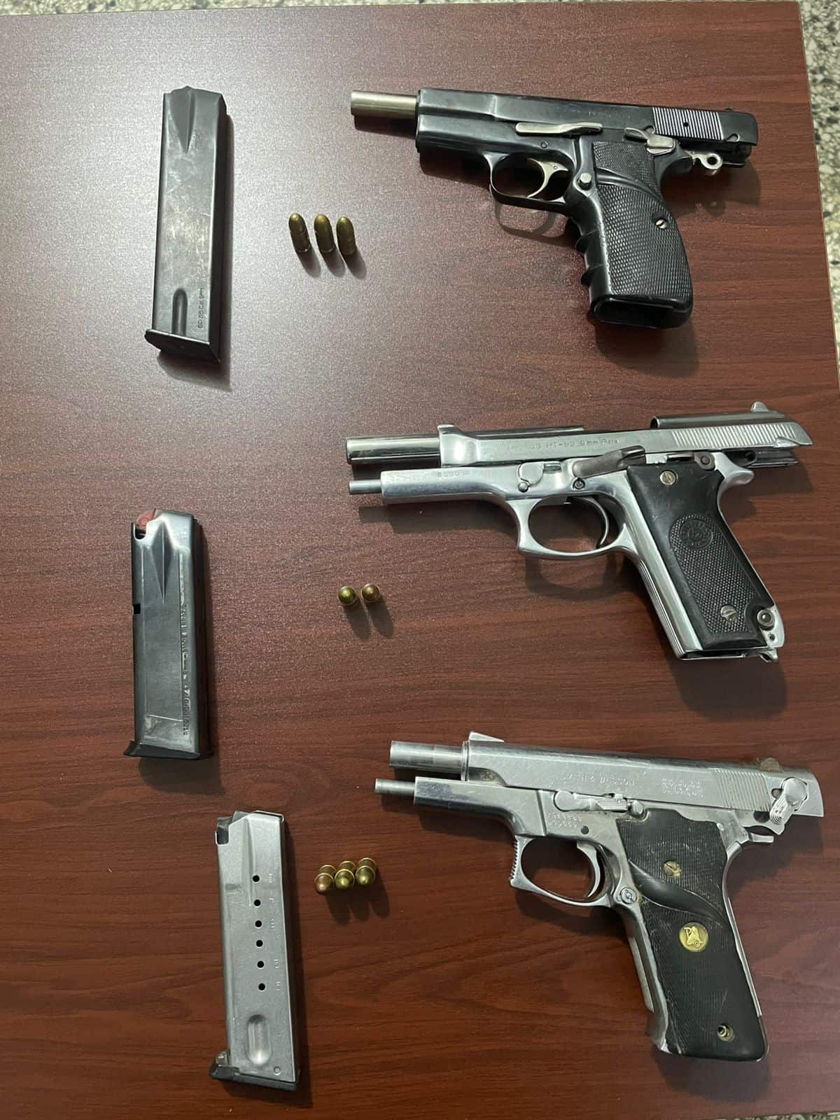 Pistolas calibre 9 mil&iacute;metros sin documentaci&oacute;n legal, con cargadores y municiones, ocupadas durante la intervenci&oacute;n policial.