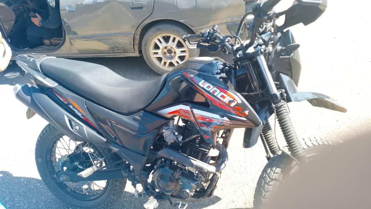 Una de las motocicletas abandonadas por los sospechosos durante la huida, tras deslizarse en la v&iacute;a mientras eran perseguidos por agentes.