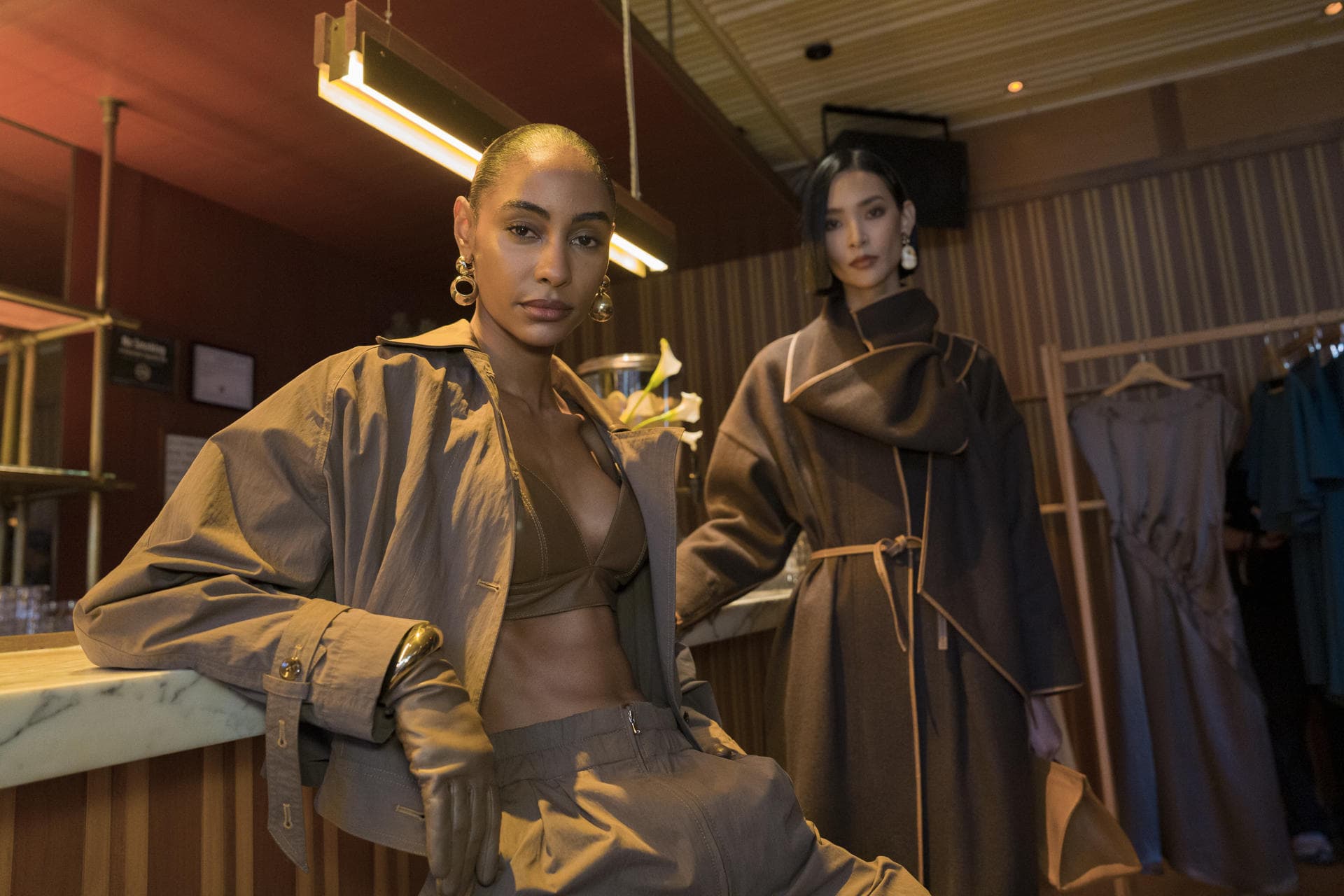 Modelos lucen piezas de la colecci&oacute;n Tierra, propuesta oto&ntilde;o-invierno de Dwarmis, con siluetas fluidas y colores que evocan la tierra y el mar..