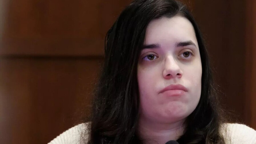 Condenan a diez años de cárcel a niñera que ayudó a su jefe y amante a matar a su esposa Condenan a diez años de cárcel a niñera que ayudó a su jefe y amante a matar a su esposa