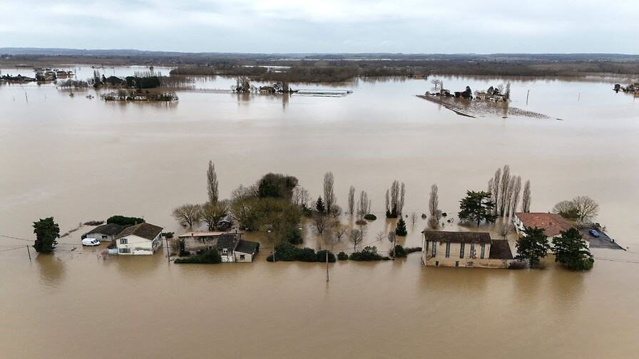 Tres muertos y miles de hogares sin electricidad tras el paso de un temporal por Francia y Espa&ntilde;a