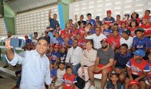 Ministro Kelvin Cruz inicia reconstrucci&oacute;n de multiuso en Jima Abajo