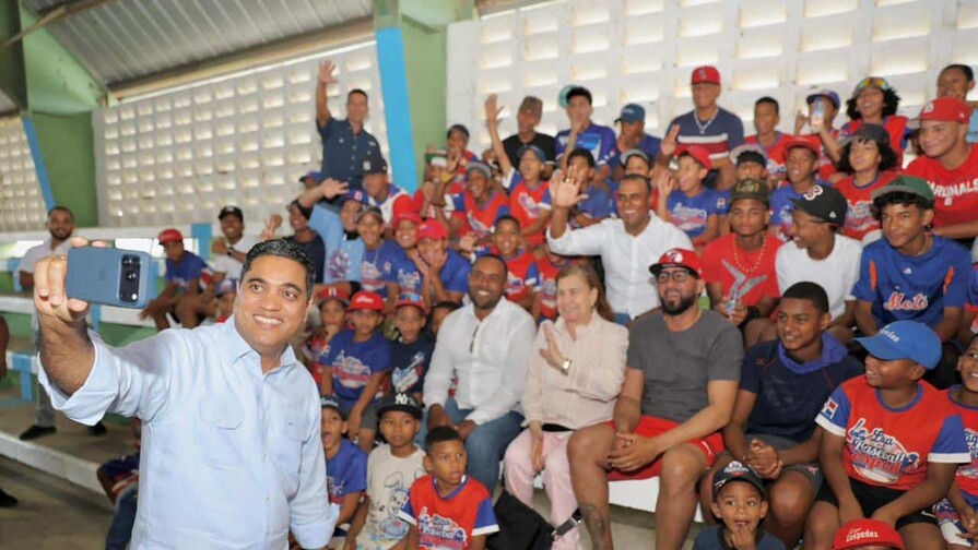 Ministro Kelvin Cruz inicia reconstrucci&oacute;n de multiuso en Jima Abajo