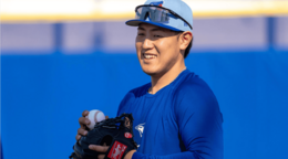 Kazuma Okamoto realiza su primera pr&aacute;ctica de primavera con los Blue Jays