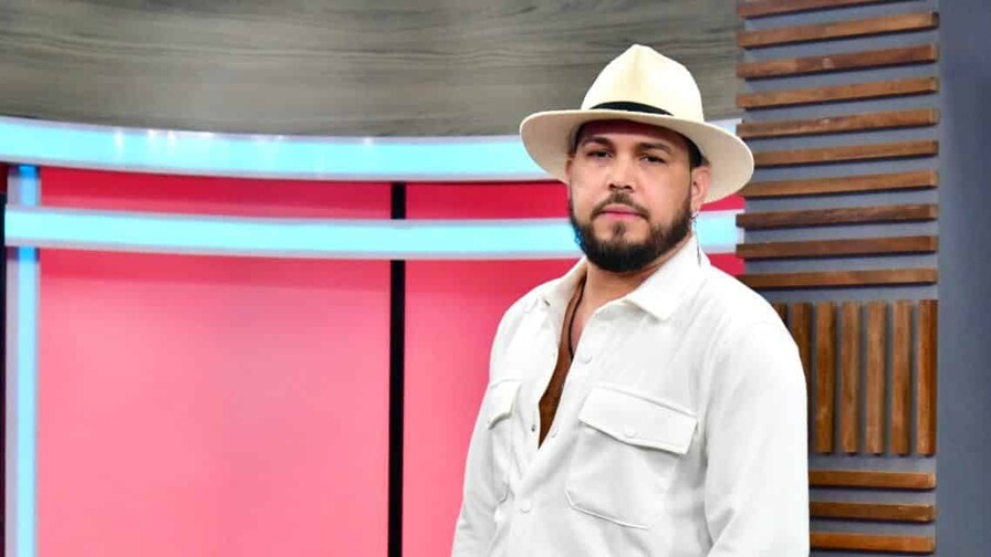 El artista Sacha estrena "Se vende medio coraz&oacute;n" por el D&iacute;a del Amor y la Amistad