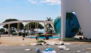 El Centro de los H&eacute;roes despierta entre basura tras acto oficial