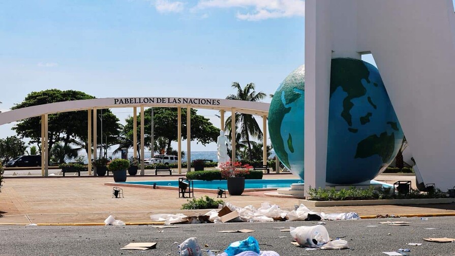 El Centro de los Héroes despierta entre basura tras acto oficial El Centro de los Héroes despierta entre basura tras acto oficial