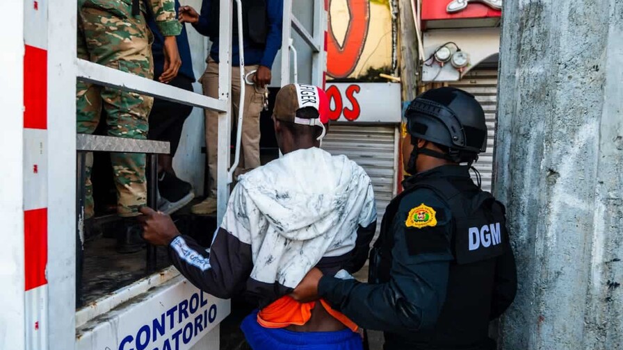 Más de 450 haitianos detenidos en operativo tras crimen que sacudió el sector Los Mina Más de 450 haitianos detenidos en operativo tras crimen que sacudió el sector Los Mina