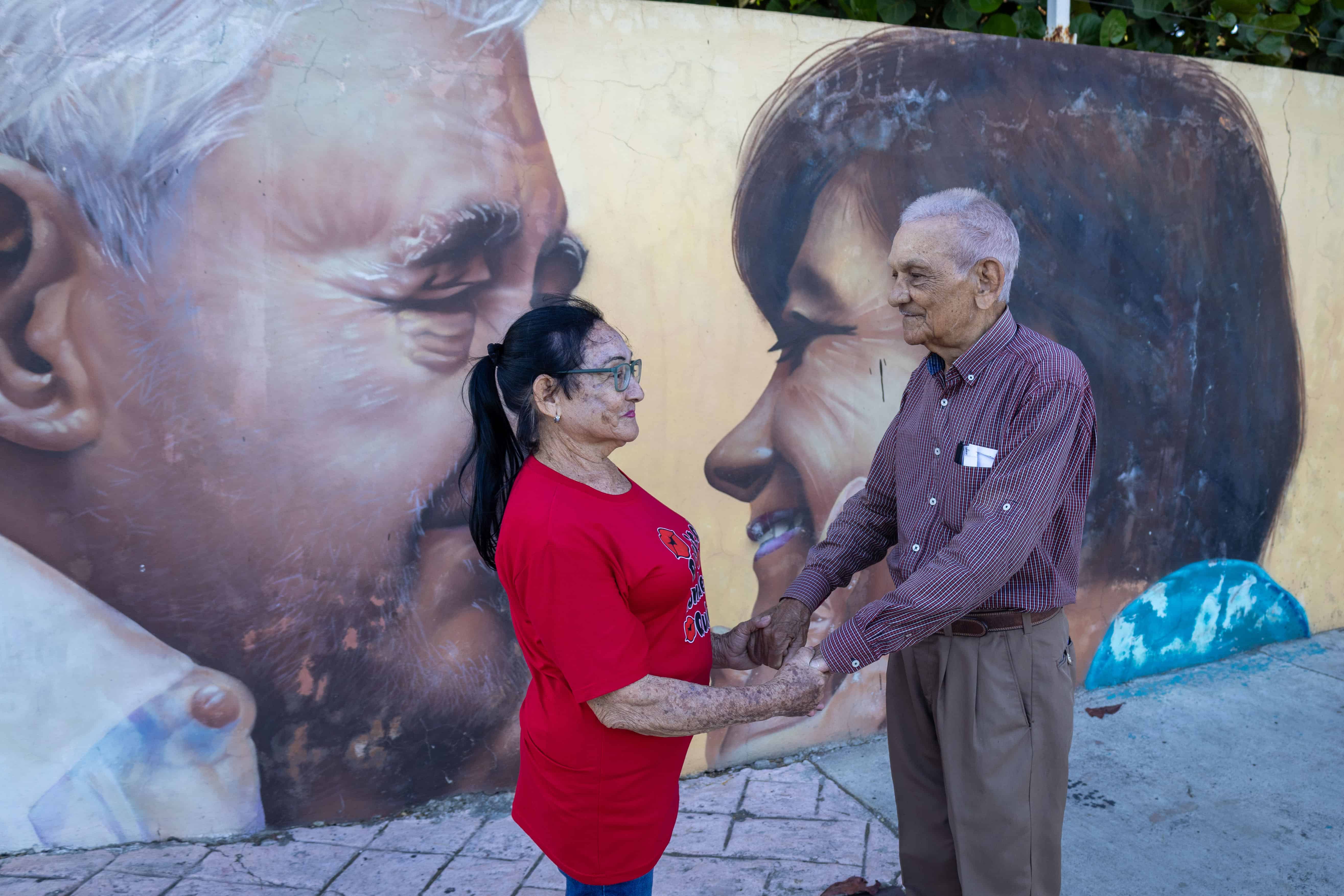 Nelson Gómez y Juana Ventura celebrando su amor.