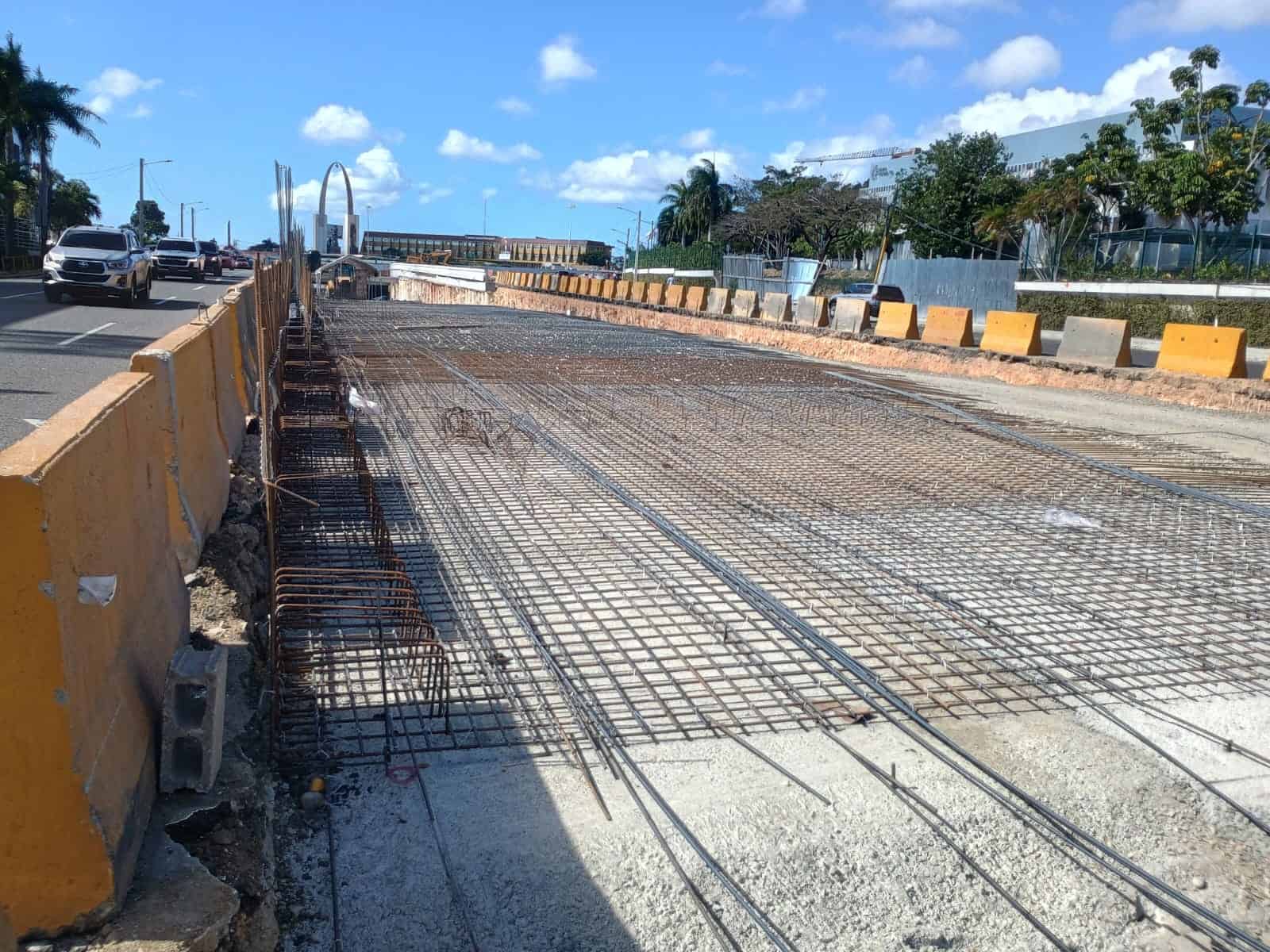 En esta parte del t&uacute;nel tambi&eacute;n se hizo un trabajo de reubicaci&oacute;n de tuber&iacute;as para agua potable.