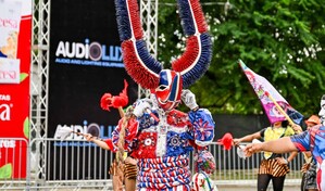 Carnaval de Santiago 2026 cierra segundo domingo con m&uacute;sica y tradici&oacute;n del Lech&oacute;n
