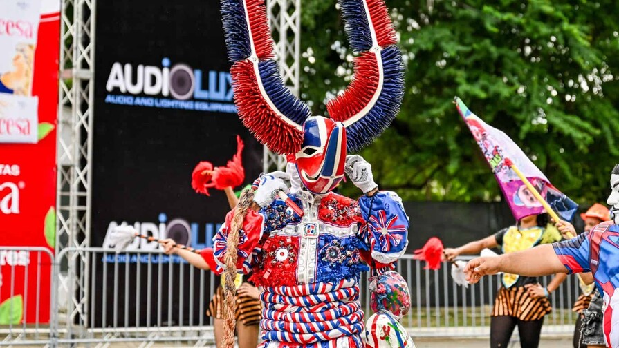 Carnaval de Santiago 2026 cierra segundo domingo con m&uacute;sica y tradici&oacute;n del Lech&oacute;n
