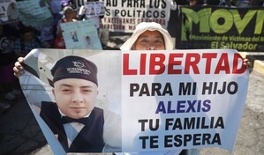 Protestan en El Salvador contra juicios masivos bajo r&eacute;gimen de excepci&oacute;n