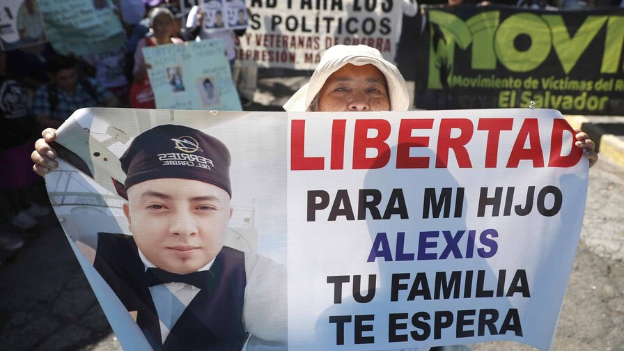 Protestan en El Salvador contra juicios masivos bajo r&eacute;gimen de excepci&oacute;n