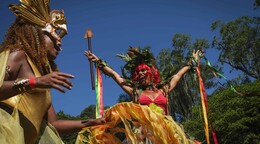 R&iacute;o arde con el sol y la creatividad como combustibles en la fiesta callejera del carnaval
