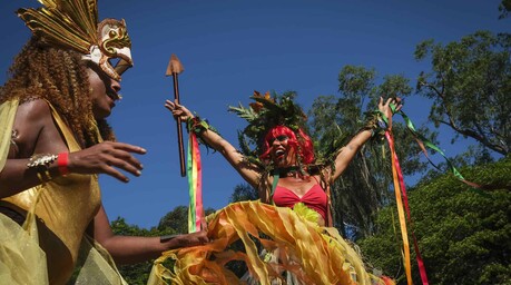 R&iacute;o arde con el sol y la creatividad como combustibles en la fiesta callejera del carnaval