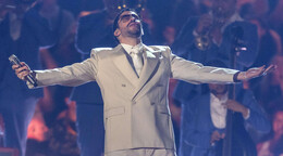 Un grafiti de Bad Bunny en el centro de Barcelona reivindica la paz frente a Trump