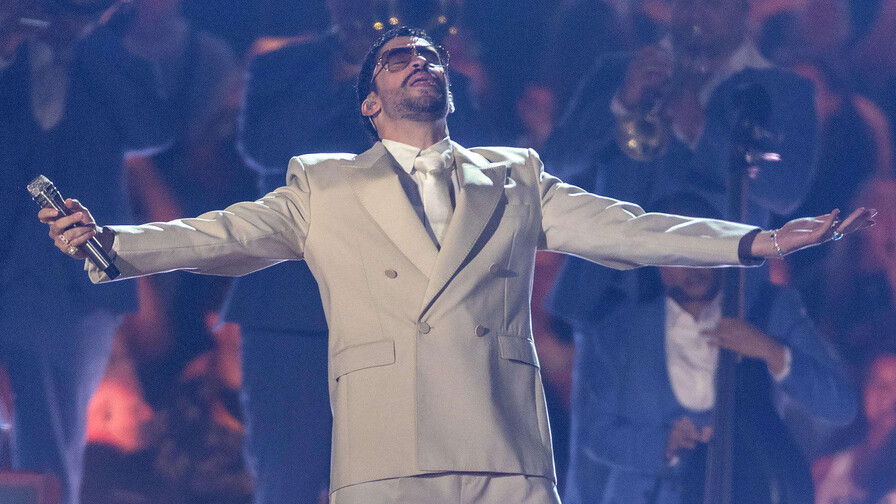 Un grafiti de Bad Bunny en el centro de Barcelona reivindica la paz frente a Trump Un grafiti de Bad Bunny en el centro de Barcelona reivindica la paz frente a Trump