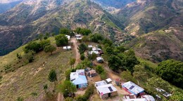 Gobierno entrega proyecto de electrificaci&oacute;n en El Gramaso