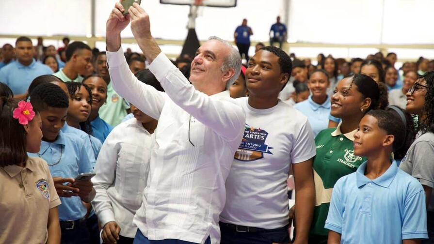 Abinader almuerza con 350 estudiantes y les exhorta a formarse en carreras de ciencias y tecnolog&iacute;as