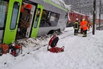 Al menos cinco heridos por el descarrilamiento de un tren en Suiza debido a una avalancha Al menos cinco heridos por el descarrilamiento de un tren en Suiza debido a una avalancha