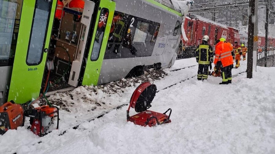 Al menos cinco heridos por el descarrilamiento de un tren en Suiza debido a una avalancha Al menos cinco heridos por el descarrilamiento de un tren en Suiza debido a una avalancha