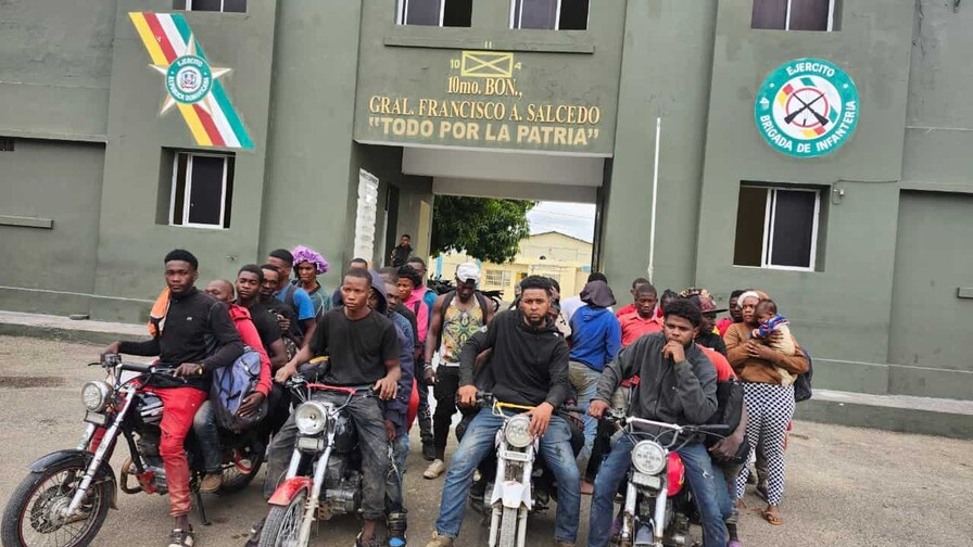 Ej&eacute;rcito apresa a dos dominicanos por tr&aacute;fico de 37 haitianos indocumentados en Dajab&oacute;n