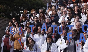 M&eacute;dicos en Espa&ntilde;a comienzan una huelga de una semana al mes para reclamar estatuto propio