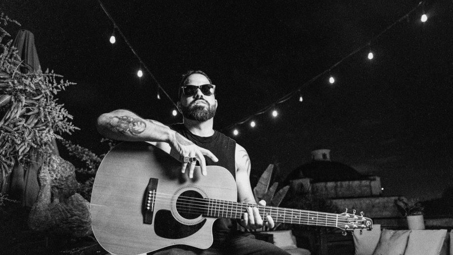 Pablo Cavallo estrena "La llama", su nuevo sencillo musical