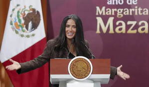 Salma Hayek: Es momento de contar historias cuando estamos siendo atacados moralmente