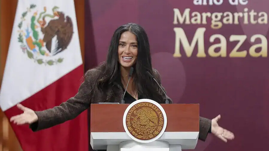 Salma Hayek: Es momento de contar historias cuando estamos siendo atacados moralmente