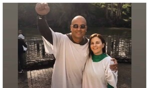 Wisin reafirma su fe cristiana y se bautiza en el r&iacute;o Jord&aacute;n junto a su esposa