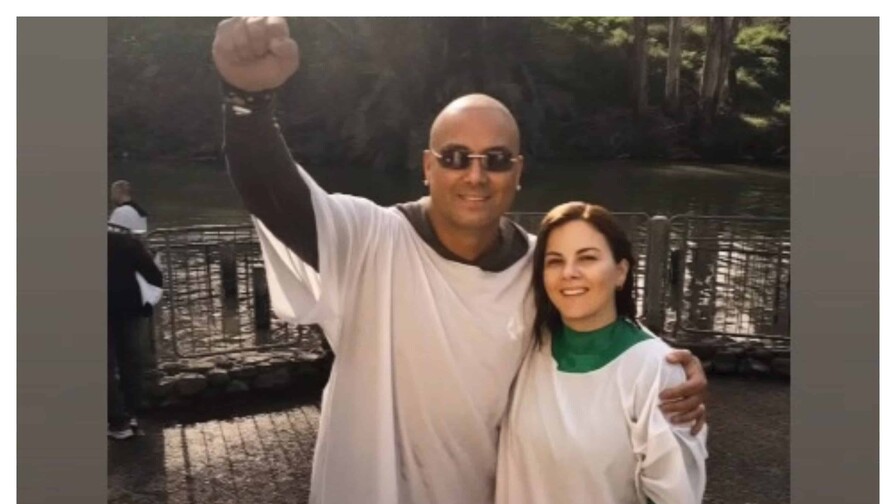 Wisin reafirma su fe cristiana y se bautiza en el r&iacute;o Jord&aacute;n junto a su esposa